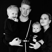 Dari fans berujung menjadi kisah cinta. Begitulah kisah Michele Lacroix yang awalnya penggemar berat bintang Manchester City Kevin de Bruyne yang kini ikut berlaga di Euro 2020. Pada awalnya keduanya berkirim pesan di DM Twitter, dan berlanjut menjadi suami istri. Tak heran jika Kevin terpana dengan Michele, karena dia memiliki wajah cantik dan tubuh seksi.  Foto: dok. Instagram