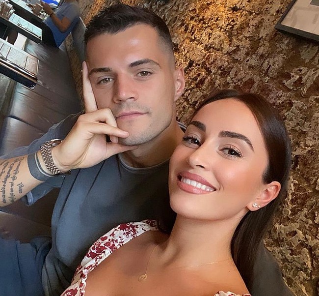 Sudah melahirkan dua anak namun istri dari pemain Euro 2020 Granit Xhaka tetap terlihat seksi. Dia adalah Leonita Lekaj yang tampil glamour dan seksi di Instagramnya.  Foto: dok. Instagram