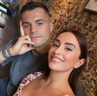 Sudah melahirkan dua anak namun istri dari pemain Euro 2020 Granit Xhaka tetap terlihat seksi. Dia adalah Leonita Lekaj yang tampil glamour dan seksi di Instagramnya.  Foto: dok. Instagram