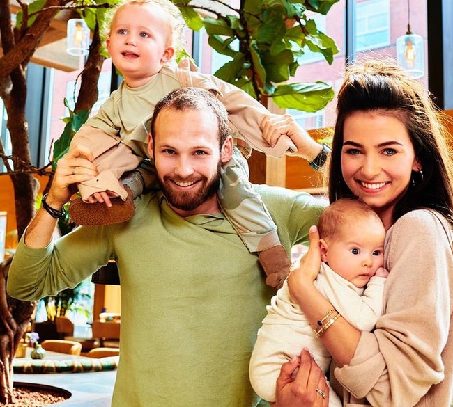 Ini Candy-Rae Fleur, istri dari pesepak bola Belanda Daley Blind. Jika pesepak bola dikenal suka gonta-ganti pasangan, tidak begitu dengan Daley. Dia setia dengan si cantik Candy yang pacaran sejak 2008 dan menikah di 2019. Foto: dok. Instagram