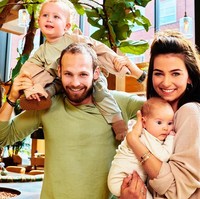 Ini Candy-Rae Fleur, istri dari pesepak bola Belanda Daley Blind. Jika pesepak bola dikenal suka gonta-ganti pasangan, tidak begitu dengan Daley. Dia setia dengan si cantik Candy yang pacaran sejak 2008 dan menikah di 2019. Foto: dok. Instagram