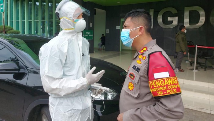 Wakapolres Jaksel Bantu Evakuasi Warga Jagakarsa