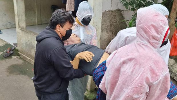 Wakapolres Jaksel Bantu Evakuasi Warga Jagakarsa