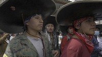 Warga tampak berkerumun dan tidak menggunakan masker atau memakai masker yang hanya menutupi dagu.