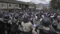 Masyarakat di Ekuador mengikuti Festival Matahari atau Inti Raymi di Kota Cotacachi, meskipun ada pembatasan untuk mencegah penyebaran virus Corona, Kamis (24/6).