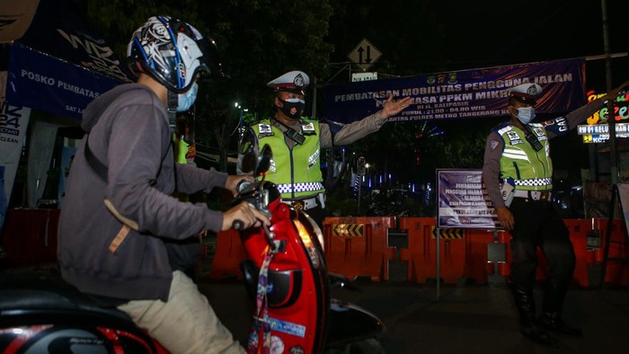 Sejumlah warga beraktivitas di Jalan Kali Pasir, Kota Tangerang, Banten, Kamis (24/6/2021). Pembatasan tersebut dilakukan mulai pukul 21.00 WIB hingga 04.00 WIB di titik rawan keramaian di Kota Tangerang guna menekan penyebaran COVID-19. ANTARA FOTO/Fauzan/rwa.