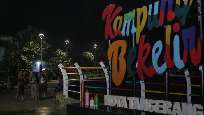WARGA DI TANGERANG Sejumlah warga beraktivitas di Jalan Kali Pasir, Kota Tangerang, Banten, Kamis (24/6/2021). Pembatasan tersebut dilakukan mulai pukul 21.00 WIB hingga 04.00 WIB di titik rawan keramaian di Kota Tangerang guna menekan penyebaran COVID-19. ANTARA FOTO/Fauzan/rwa.