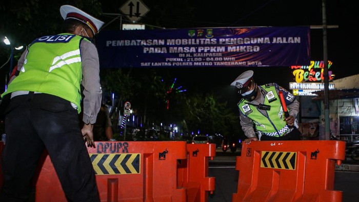 Sejumlah warga beraktivitas di Jalan Kali Pasir, Kota Tangerang, Banten, Kamis (24/6/2021). Pembatasan tersebut dilakukan mulai pukul 21.00 WIB hingga 04.00 WIB di titik rawan keramaian di Kota Tangerang guna menekan penyebaran COVID-19. ANTARA FOTO/Fauzan/rwa.