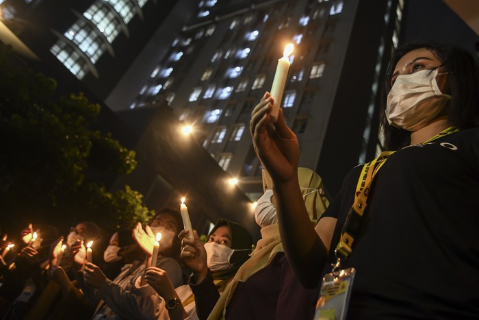 Tenaga kesehatan membawa lilin saat akan memberi penghormatan terakhir pada jenazah rekannya Liza Putri Noviana di Rumah Sakit Darurat COVID-19 (RSDC) Wisma Atlet Kemayoran, Jakarta, Kamis (24/6/2021). Liza merupakan tenaga kesehatan pertama di RSDC yang meninggal dunia karena terpapar COVID-19. ANTARA FOTO/M Risyal Hidayat/rwa.