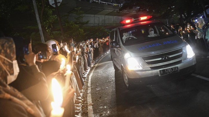 Tenaga kesehatan membawa lilin saat akan memberi penghormatan terakhir pada jenazah rekannya Liza Putri Noviana di Rumah Sakit Darurat COVID-19 (RSDC) Wisma Atlet Kemayoran, Jakarta, Kamis (24/6/2021). Liza merupakan tenaga kesehatan pertama di RSDC yang meninggal dunia karena terpapar COVID-19. ANTARA FOTO/M Risyal Hidayat/rwa.