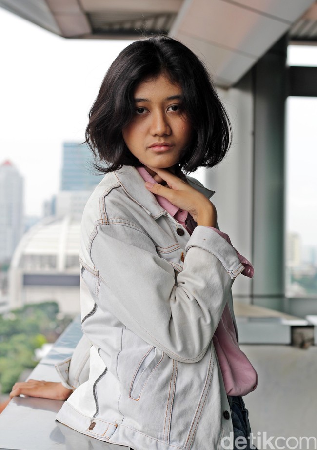 Wanita yang terlihat mirip sekali dengan penyanyi rock wanita Nike Ardilla itu pertama kali diviralkan melalui TikTok. Video dari Agus Saprudin yang mengunggah pertamakalinya itu memang  memperlihatkan wajah cantik natural wanita tersebut. Rate 10 sampai 100 brp % mirip nya dgn alm.nike ardila @humonta ,patner @kipotart @luckyadindaa #fyp #foryou #foryoupage #nikeardilla #inigayague, tulis Agus pada unggahannya.