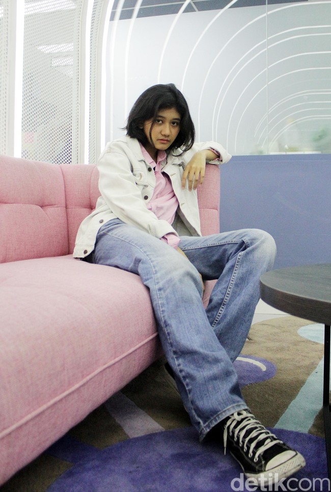 Wanita yang viral mirip Nike Ardilla itu merupakan model pemotretan seorang fotografer bernama Taufik Akbar. Saat dikonfirmasi Wolipop, Taufik mengatakan jika wanita yang disebut mirip Nike itu bernama Siti Aisyah Mardhiya Amilia atau akrab disapa Amel.  