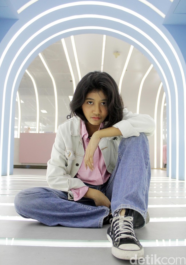 Amel mulai banyak dipanggil oleh stasiun televisi untuk menjadi bintang tamu. Namanya semakin mencuat lantaran, Amel dipertemukan langsung dengan ibu Nike Ardilla, Nining Ningsihrat atau biasa dipanggil mami. Keduanya bertemu pada Kamis (24/6/2021) di Jakarta.