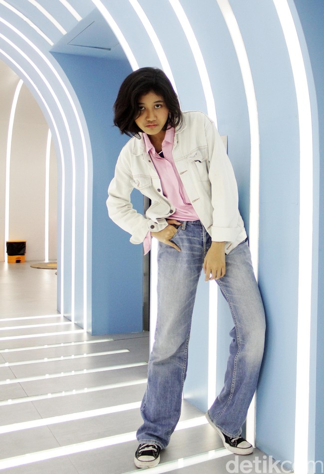 Amel yang juga piawai dalam berpose memakai jaket kulit, kaus hitam dan celana jeans, semakin memperlihatkan kemiripannya dengan Alm. Nike Ardilla. Rambutnya yang bergelombang dan pendek mengingatkan netizen akan sosok Rocker wanita tersebut..  