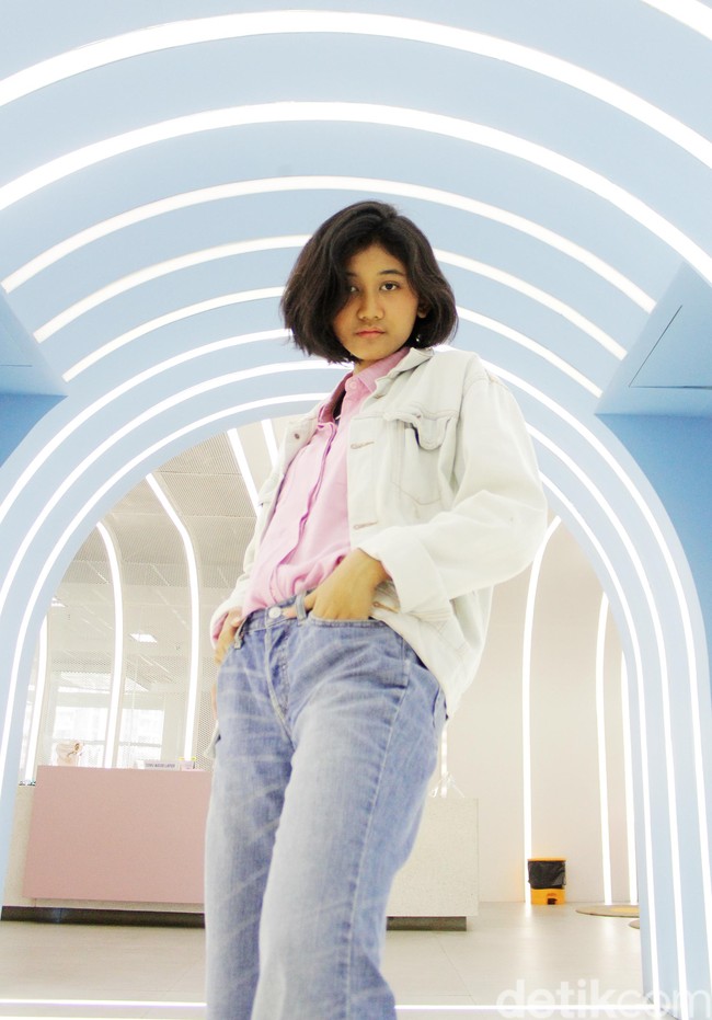 Raden Rara Nike Ratnadilla atau dikenal dengan Nike Ardilla meninggal dunia pada 19 Maret 1995 karena kecelakaan. Nike meninggal setelah mobil Honda Civic yang dikendarainya menghantam beton di jalan Raden Eddy Martadinata di kota Bandung.