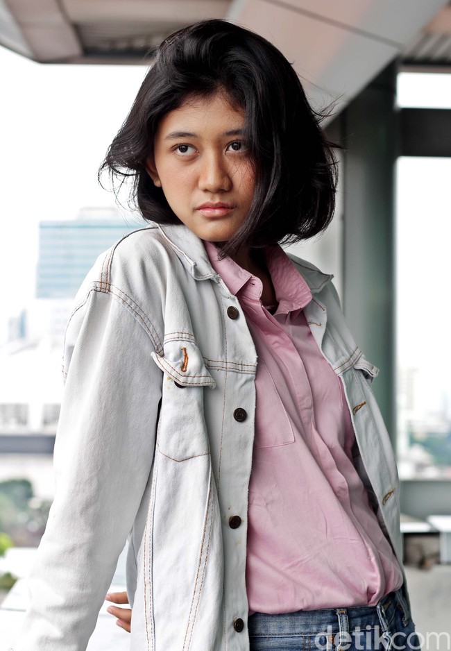 Amel, wanita yang viral karena disebut netizen mirip dengan sosok Nike Ardilla itu pun mengaku terkejut. Ia kaget ketika mengetahui videonya itu viral disebut mirip Nike Ardilla.  