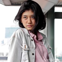 Amel, wanita yang viral karena disebut netizen mirip dengan sosok Nike Ardilla itu pun mengaku terkejut. Ia kaget ketika mengetahui videonya itu viral disebut mirip Nike Ardilla.  