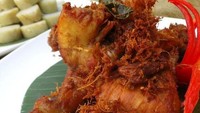 Pemakaian laos atau lengkuas bisa membuat ayam goreng tradisional lebih gurih dan mantap. Paling enak dinikmati hangat-hangat dengan pendamping nasi panas dan sambal. Ini resep ayam goreng laos yang renyah Foto: detikfood