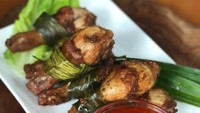 Mau ayam goreng yang gurih dengan aroma wangi pandan khas? Cobalah ayam goreng khas Thailand ini. Penyajiannya cantik dengan bungkus daun pandan dan saus sambal Bangkok. Resepnya ada di sini. Foto: Masak Masak Trans TV