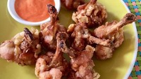 Mau buat ayam goreng istimewa buat si kecil? Coba mini drumstick dengan lapisan tepung ini. Gunakan minyak banyak saat menggorengnya agar hasilnya dijamin renyah. Resep mini drumstick bisa kamu intip di sini. Foto: detikfood