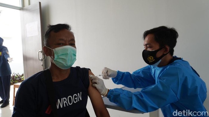 11 ribu warga menjalani vaksinasi massal di Cianjur