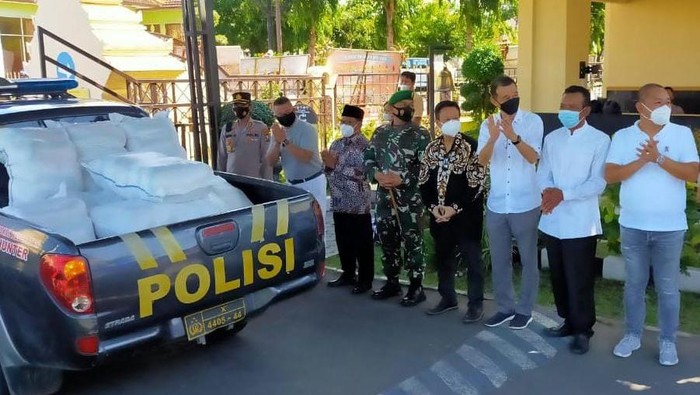 20 ton beras dan masker dibagikan kepada masyarakat terdampak COVID-19.