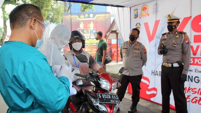ayanan Vaksinasi COVID-19 yang dikemas dengan sistem Drive Thru digelar di Bojonegoro.