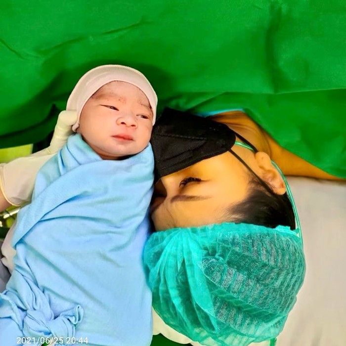 Baru Melahirkan, Intip Lagi Momen Tata Janeeta Saat Ngidam Cendol dan Bajigur