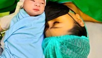 Istri dari Brotoseno ini memberi nama putranya R. Erlangga Danendra Brotoseno. Wajah Erlangga pun langsung menyita perhatian karena ganteng dan menggemaskan. Foto: instagram @tatajaneetaOfficial