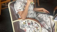Tak hanya bajigur, Tata juga tampak asyik menyeruput segelas es cendol. Bumil lagi menikmati es cendol, kata Tata dalam caption fotonya.  Foto: instagram @tatajaneetaOfficial