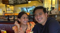 Pelantun lagu Sang Penggoda ini juga sering makan bareng mantan pacarnya alias sang suami. Keduanya bahkan asyik suap-suapan. Foto: instagram @tatajaneetaOfficial