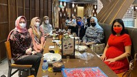 Mantan personel Dewi-Dewi ini semasa hamil kerap mengunggah momen makannya. Termasuk saat ia mengidam berbagai makanan tradisional.Foto: instagram @tatajaneetaOfficial