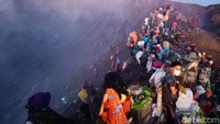 Larung sesaji digelar sekira pukul 05.00 WIB atau sebelum matahari terbit.