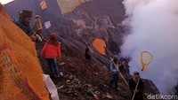  Dengan membawa yang berisi hasil bumi dan ternak, warga melarung sesaji itu ke Kawah Gunung Bromo.