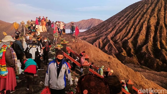Bromo Warga suku Tengger menggelar ritual Yadnya Kasada 1943 Saka. Perayaan yang digelar kali kedua di masa pandemi COVID-19 itu, berlangsung tertutup dan sederhana.