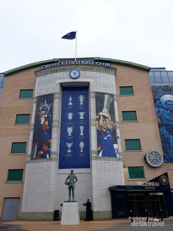Patung Peter Osgood di depan Stamford Bridge