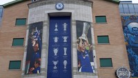 Patung Peter Osgood di depan Stamford Bridge