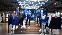 Beragam merchandise Chelsea di Chelsea Megastore