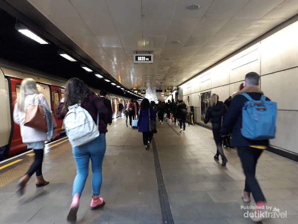 Fulham Broadway subway station tampak ramai di pagi hari