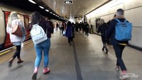 Fulham Broadway subway station tampak ramai di pagi hari
