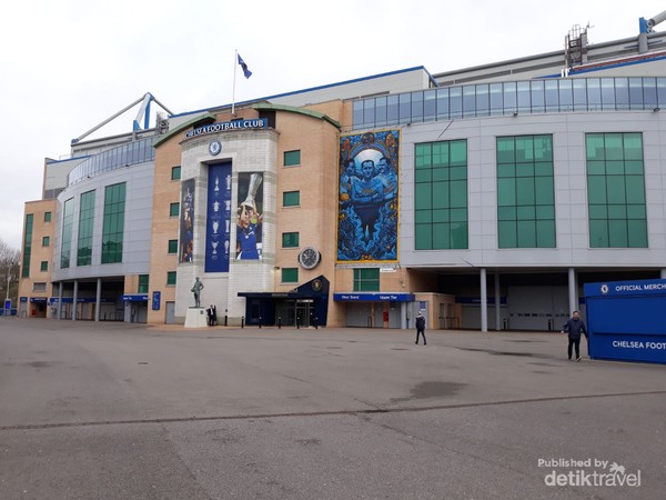 Stamford Bridge berlokasi di Fulham Road kawasan barat daya London