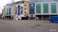 Stamford Bridge berlokasi di Fulham Road kawasan barat daya London