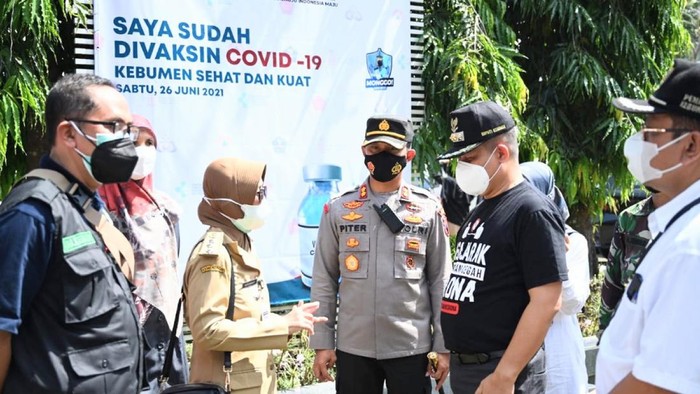 Bupati Kebumen Arif Sugiyanto bersama seluruh jajaran Forkompinda menyatakan pelaksanaan vaksinasi massal dilakukan di tiga titik, yakni Gedung Sekda, Universitas Putra Bangsa dan di STIKES Muhammadiyah Gombong.