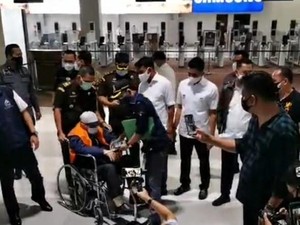 Berkursi Roda, Buron Hendra Subrata Tiba di Indonesia