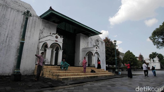 Peningkatan kasus positif COVID-19 di Yogyakarta berdampak terhadap destinasi wisata. Keraton Yogyakarta ditutup sementara untuk wisatawan.