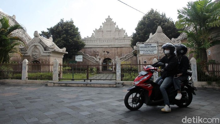 Peningkatan kasus positif COVID-19 di Yogyakarta berdampak terhadap destinasi wisata. Keraton Yogyakarta ditutup sementara untuk wisatawan.