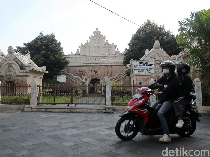 Peningkatan kasus positif COVID-19 di Yogyakarta berdampak terhadap destinasi wisata. Keraton Yogyakarta ditutup sementara untuk wisatawan.