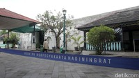  Keraton Yogyakarta, meski berada di Kota Yogyakarta yang masuk zona orange, ditutup untuk wisatawan mulai Sabtu (26/6) sampai Jumat (2/7).
