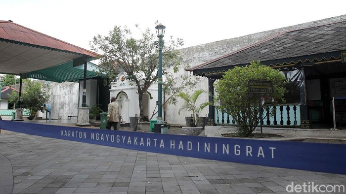 Peningkatan kasus positif COVID-19 di Yogyakarta berdampak terhadap destinasi wisata. Keraton Yogyakarta ditutup sementara untuk wisatawan.