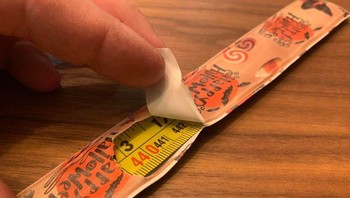 Pada bagian dalam gelang ini terbuat dari pita pengukur daur ulang. Foto: Brightside